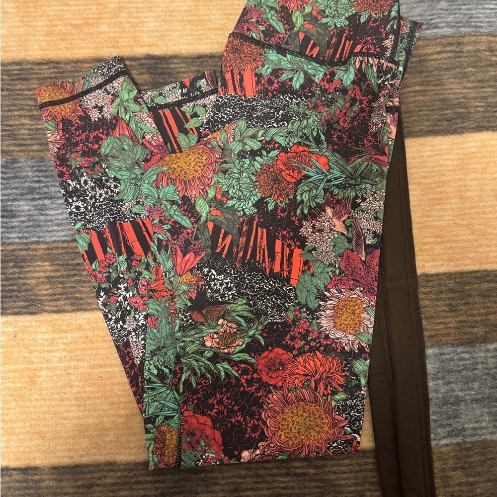 lululemon athletica Floral Patterned Leggings sz 8 EUC
